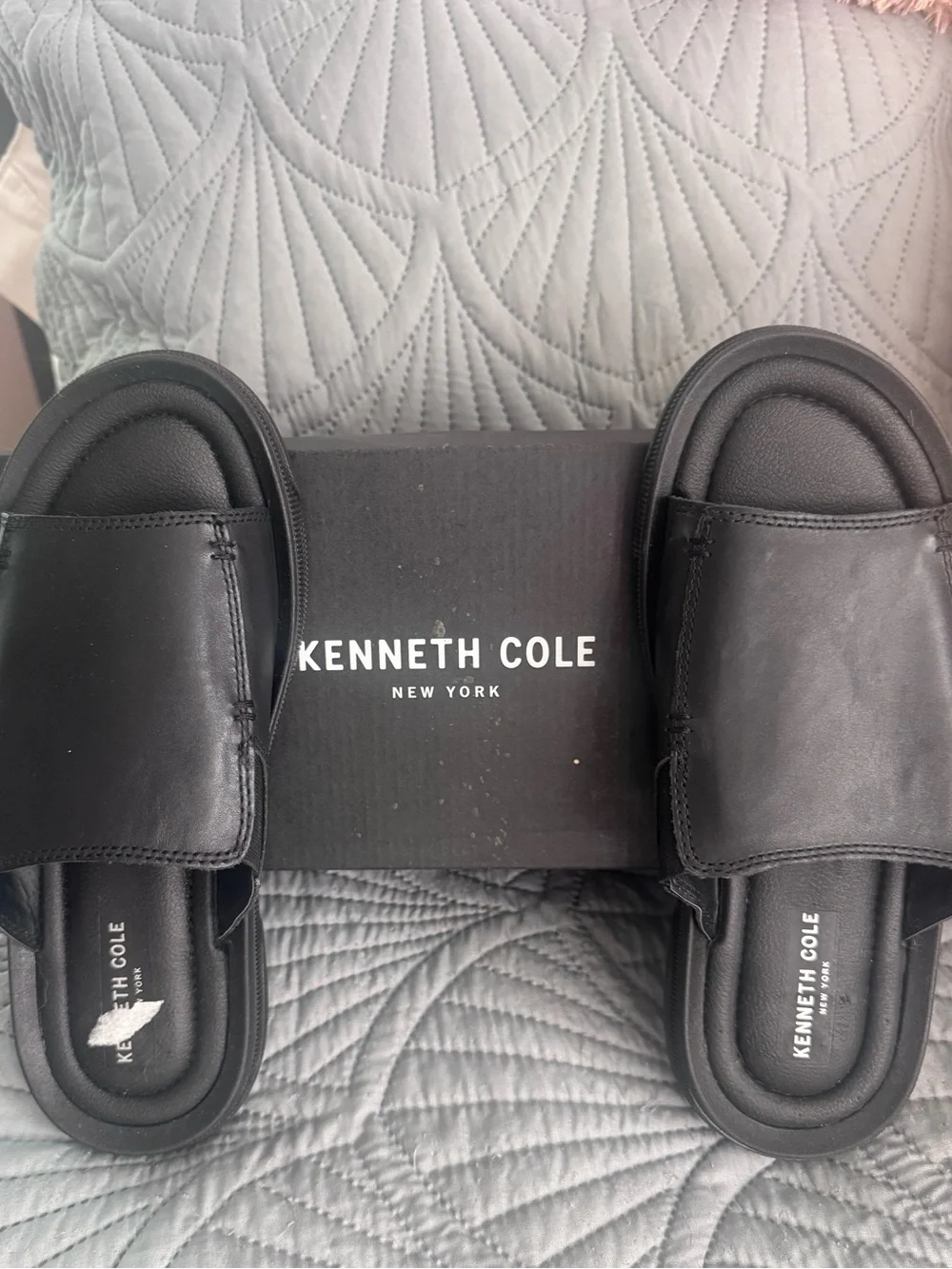 New In Box Men’s Kenneth Cole Black Leather Yard Sandal Size 7